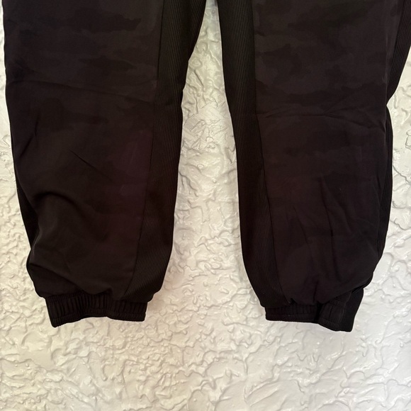 Athleta Brooklyn Lined Camo Jogger Size 10 - Picture 4 of 8